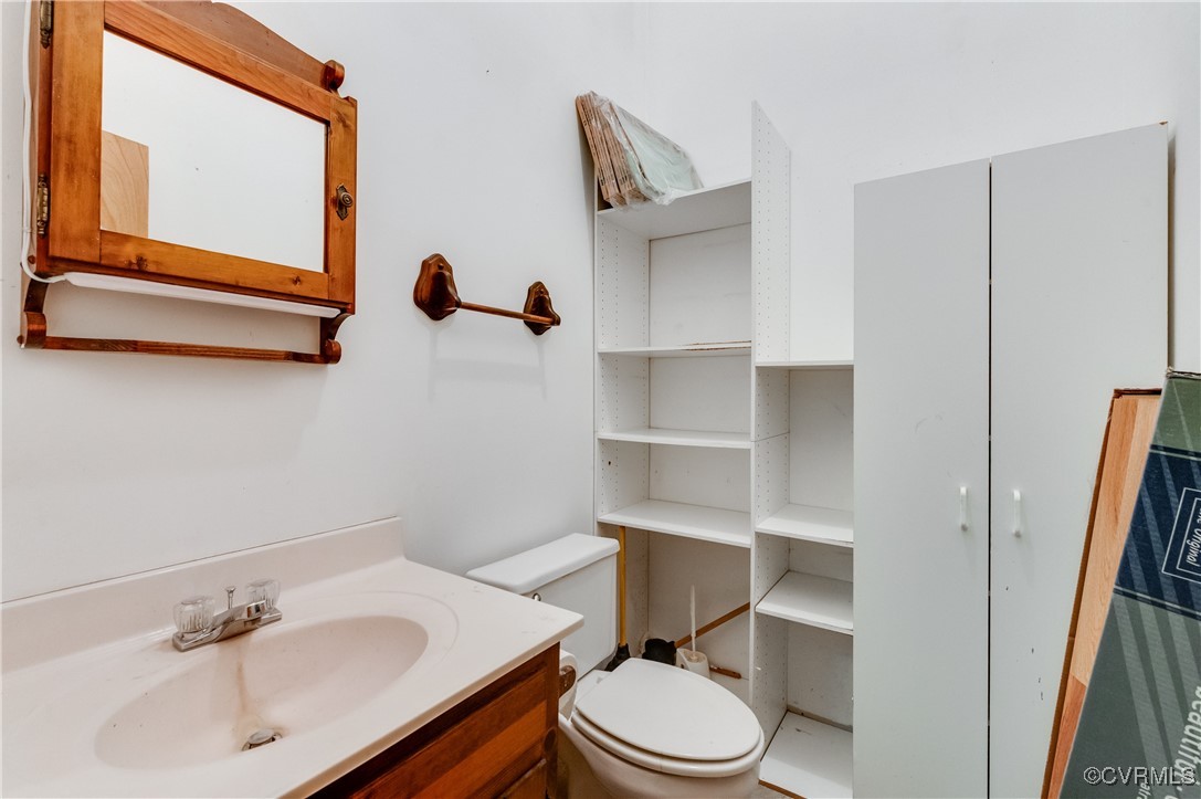 13321 Hensley Road Chesterfield, VA 23832 - Photo 34 of 48 a bathroom with a sink a toilet and mirror