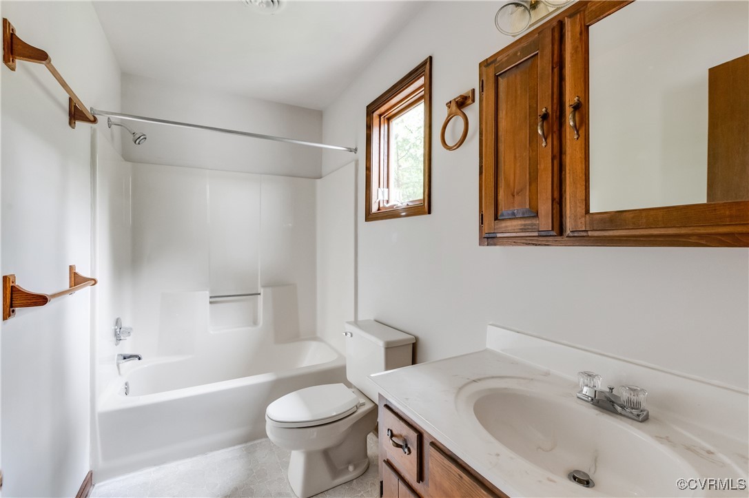 13321 Hensley Road Chesterfield, VA 23832 - Photo 39 of 48 a bathroom with a sink a toilet and a bathtub