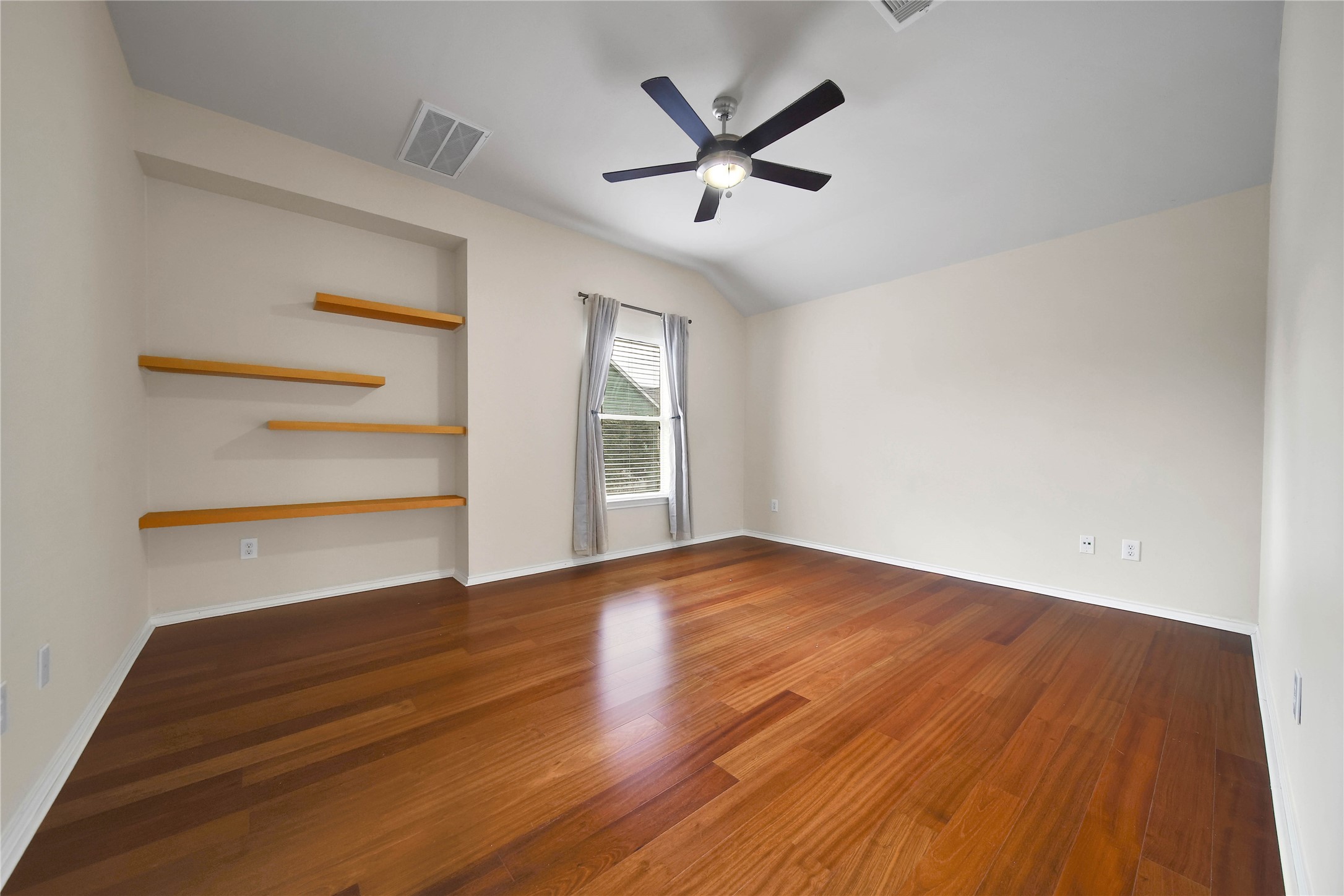 4408 Eigel Street Houston, TX 77007 - Photo 12 of 16 Primary located on 2nd floor with ensuite bath.