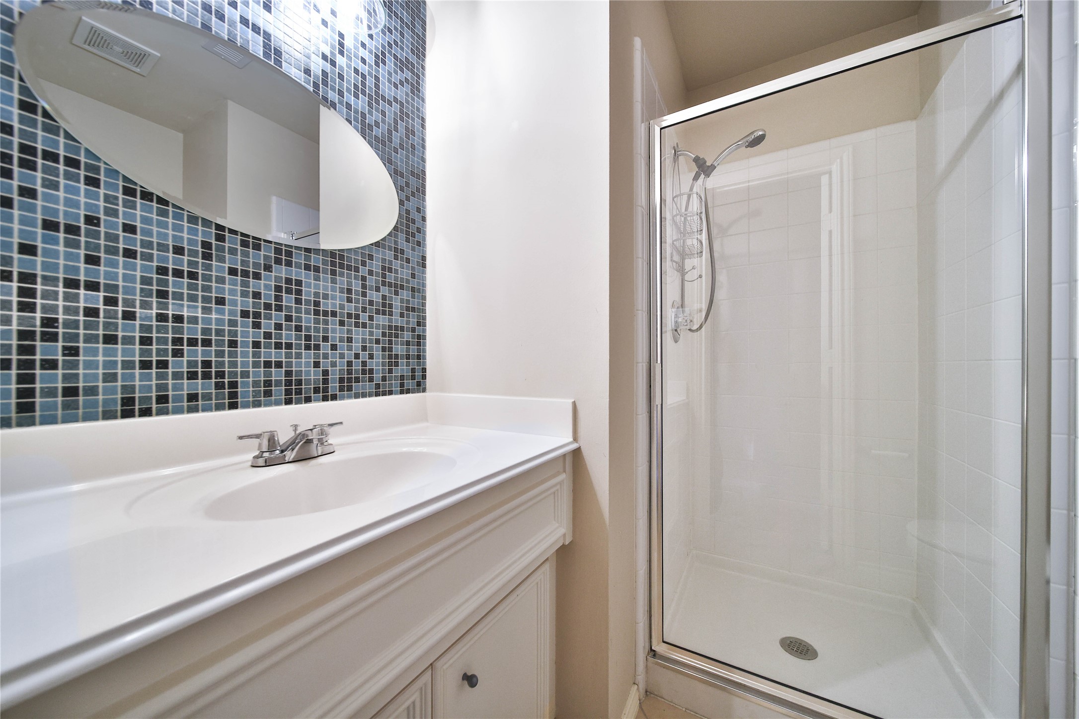 4408 Eigel Street Houston, TX 77007 - Photo 6 of 16 1st Floor ensuite bath for convenience and privacy