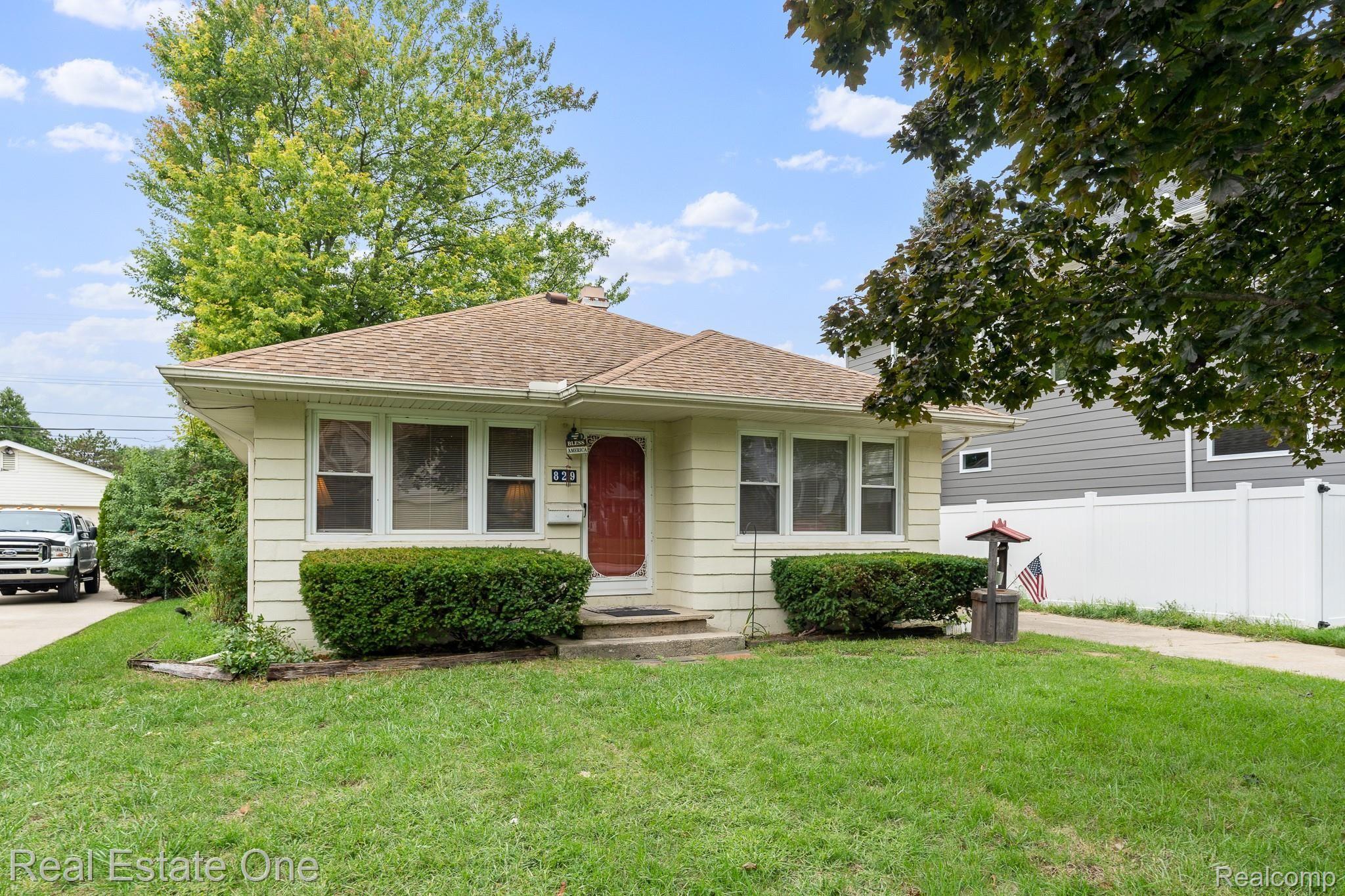 829 Miller Avenue Rochester, MI 48307 - Photo 2 of 25 829 Miller MLS-W024.jpg