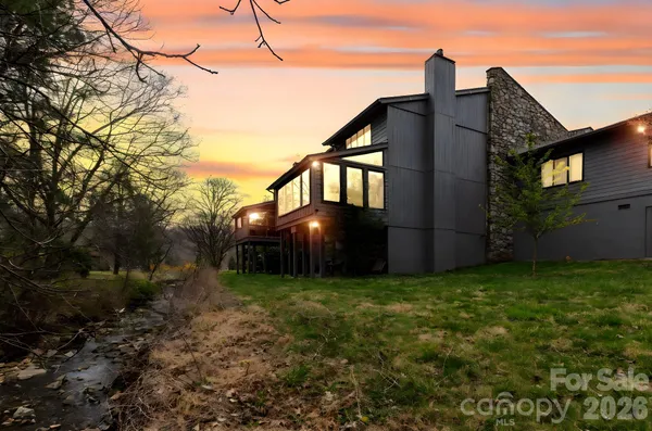 a view of a yard in front of house