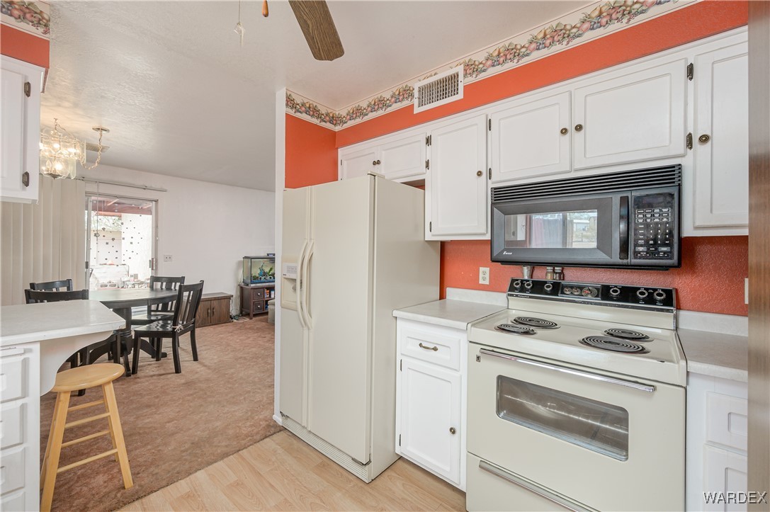 4260 El Paso Road Bullhead City, AZ 86429 - Photo 11 of 39 Kitchen