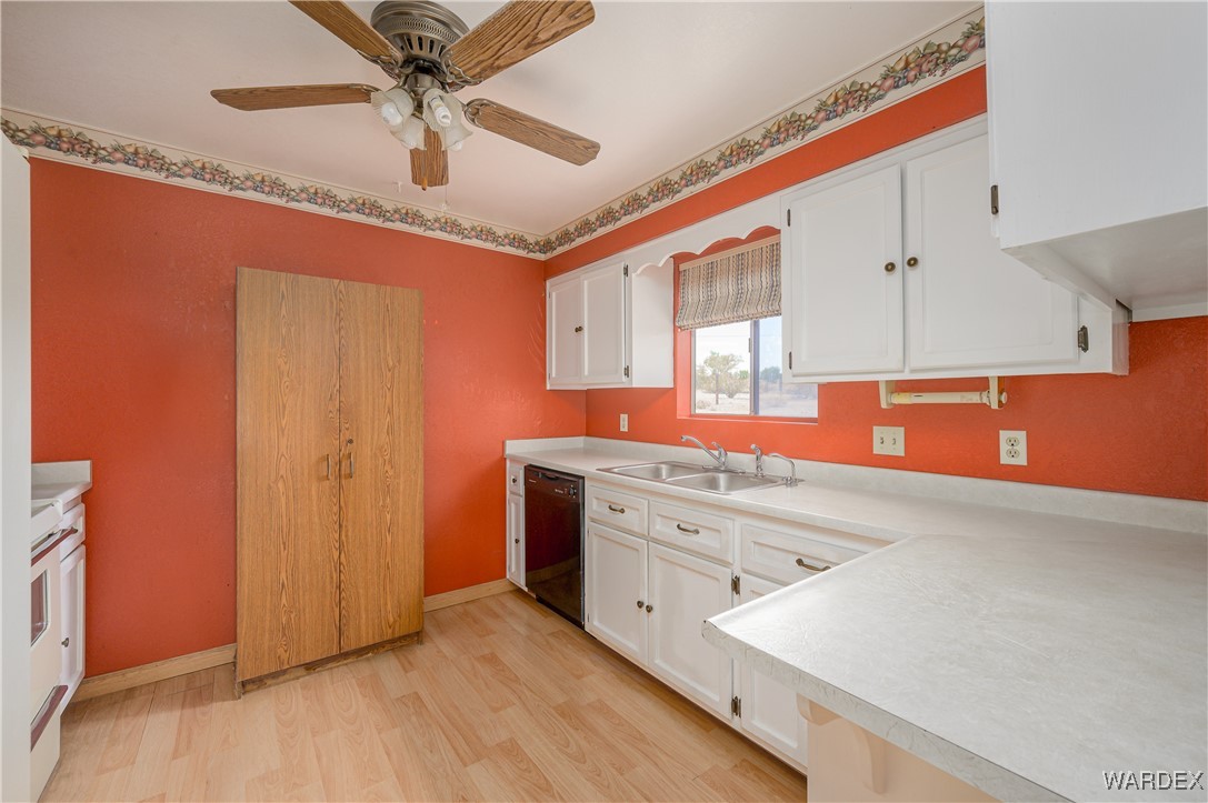 4260 El Paso Road Bullhead City, AZ 86429 - Photo 9 of 39 Kitchen