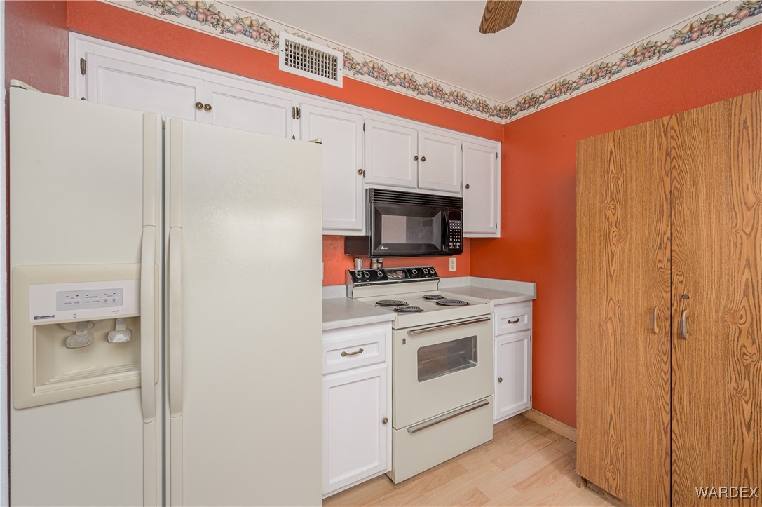 4260 El Paso Road Bullhead City, AZ 86429 - Photo 10 of 39 Kitchen