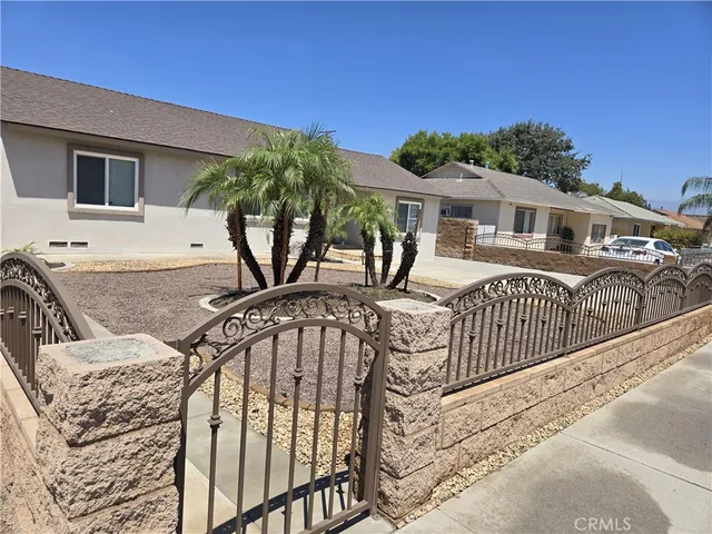 a view of a house with backyard and porch