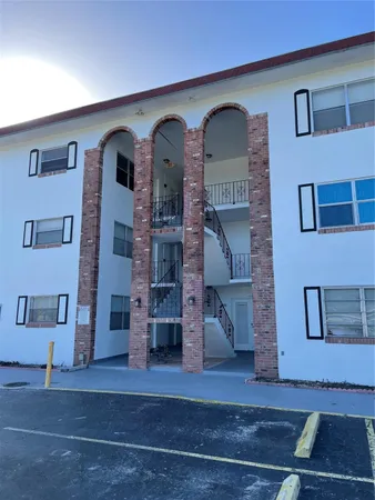 $1,490 | 2420 Johnson Street, Unit 204, Hollywood, FL 33020