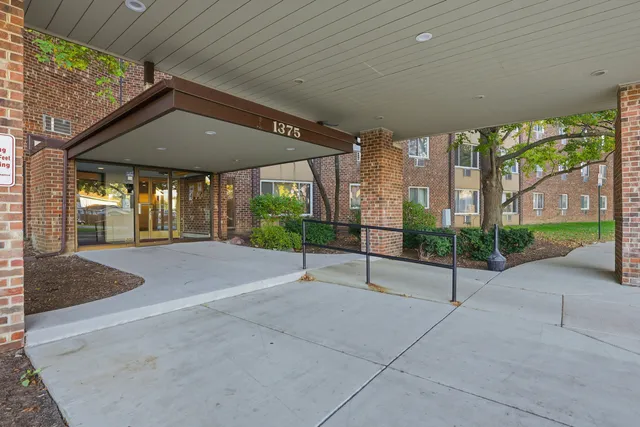 $182,500 | 1375 Rebecca Drive, Unit 213, Hoffman Estates, IL 60169