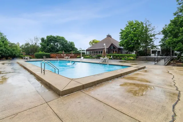 $182,500 | 1375 Rebecca Drive, Unit 213, Hoffman Estates, IL 60169