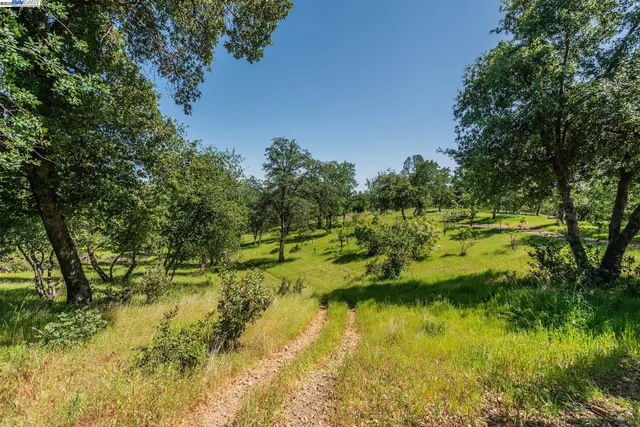 $370,000 | 21679 Squaw Grass Trail, Redding, CA 96003
