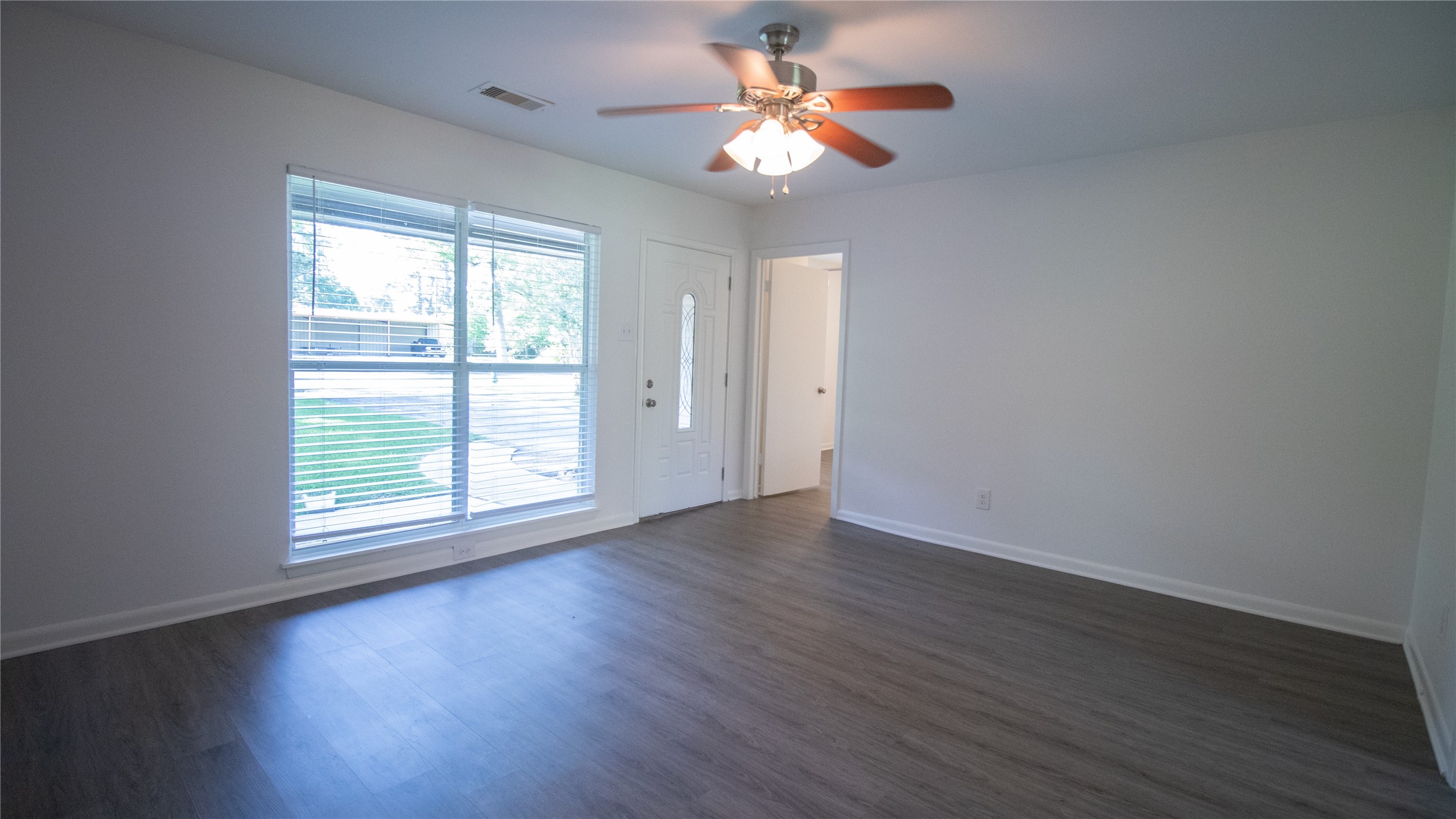 322 Broad Ripple Drive Houston, TX 77336 - Photo 4 of 16 Living Room