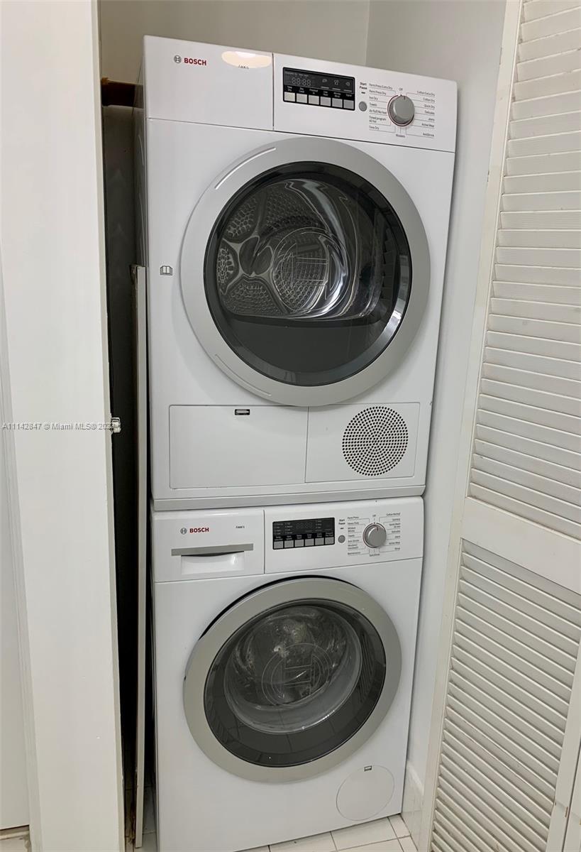 1200 Brickell Bay Drive, Unit 1812 Miami, FL 33131 - Photo 9 of 24 a utility room with dryer and washer