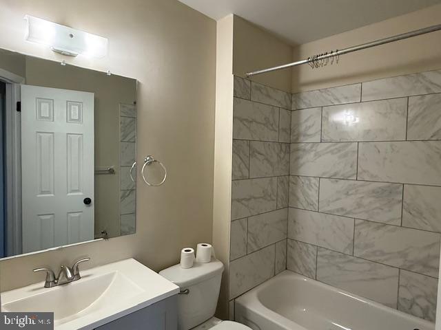 3304 Golf View Drive Newark, DE 19702 - Photo 13 of 18 a bathroom with a bathtub a sink a toilet and a mirror