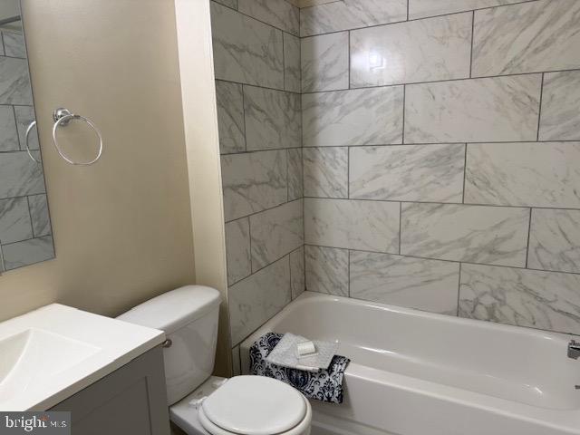 3304 Golf View Drive Newark, DE 19702 - Photo 14 of 18 a bathroom with a toilet a sink and bathtub