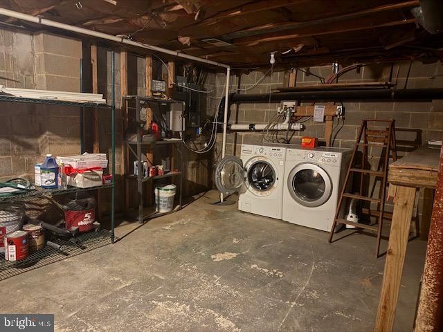 3304 Golf View Drive Newark, DE 19702 - Photo 15 of 18 a utility room with dryer washer and other items