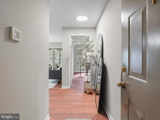 $2,600 | 12105 Green Leaf Court, Unit 201, Fairfax, VA 22033