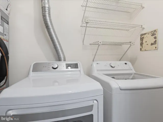 $2,600 | 12105 Green Leaf Court, Unit 201, Fairfax, VA 22033