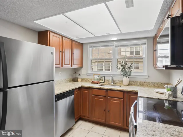 $2,600 | 12105 Green Leaf Court, Unit 201, Fairfax, VA 22033