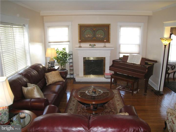 244 Arlingham Road Flourtown, PA 19031 - Photo 4 of 25 Living Room