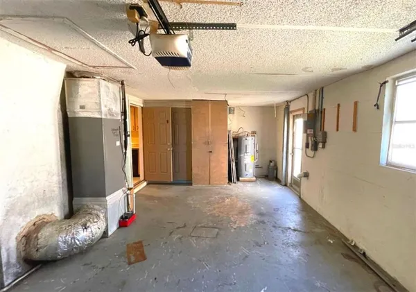 a view of empty room with closet