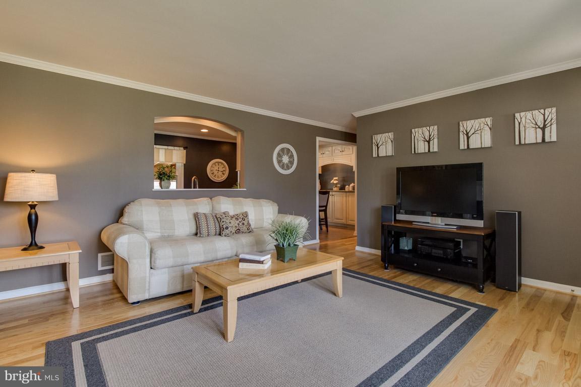 720 East Maple Road Linthicum, MD 21090 - Photo 3 of 30 Living Room