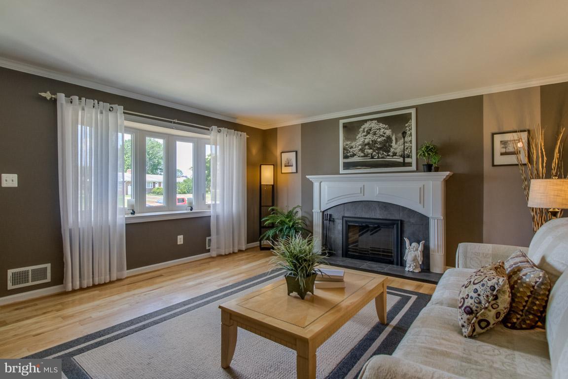 720 East Maple Road Linthicum, MD 21090 - Photo 4 of 30 Living Room