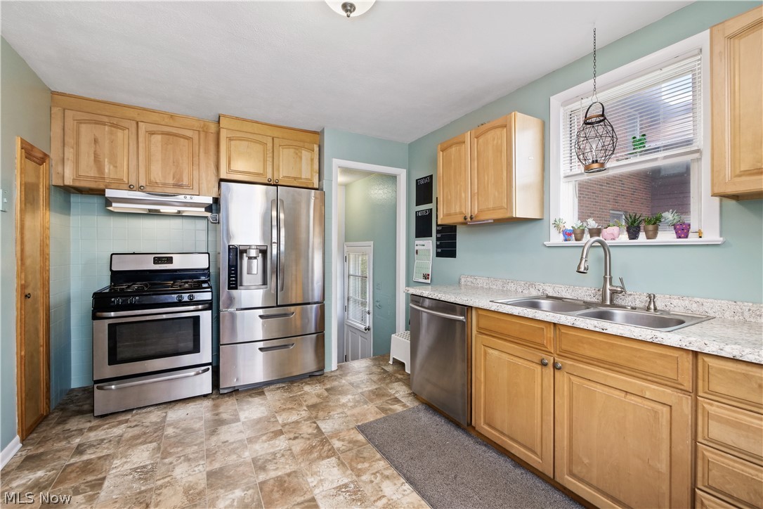 1381 Sunset Road Cleveland, OH 44124 - Photo 12 of 33