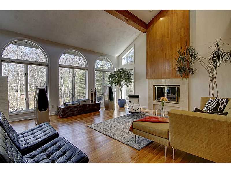 1635 Middle Road East Greenwich, RI 02818 - Photo 2 of 25 Living Room.