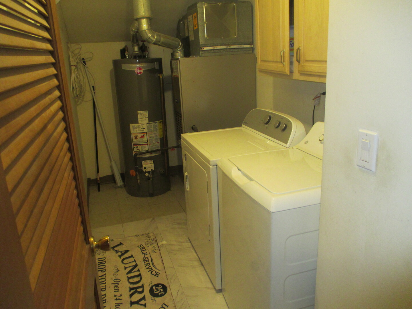865 Tamarac Boulevard Addison, IL 60101 - Photo 19 of 21 a bathroom with a sink and mirror