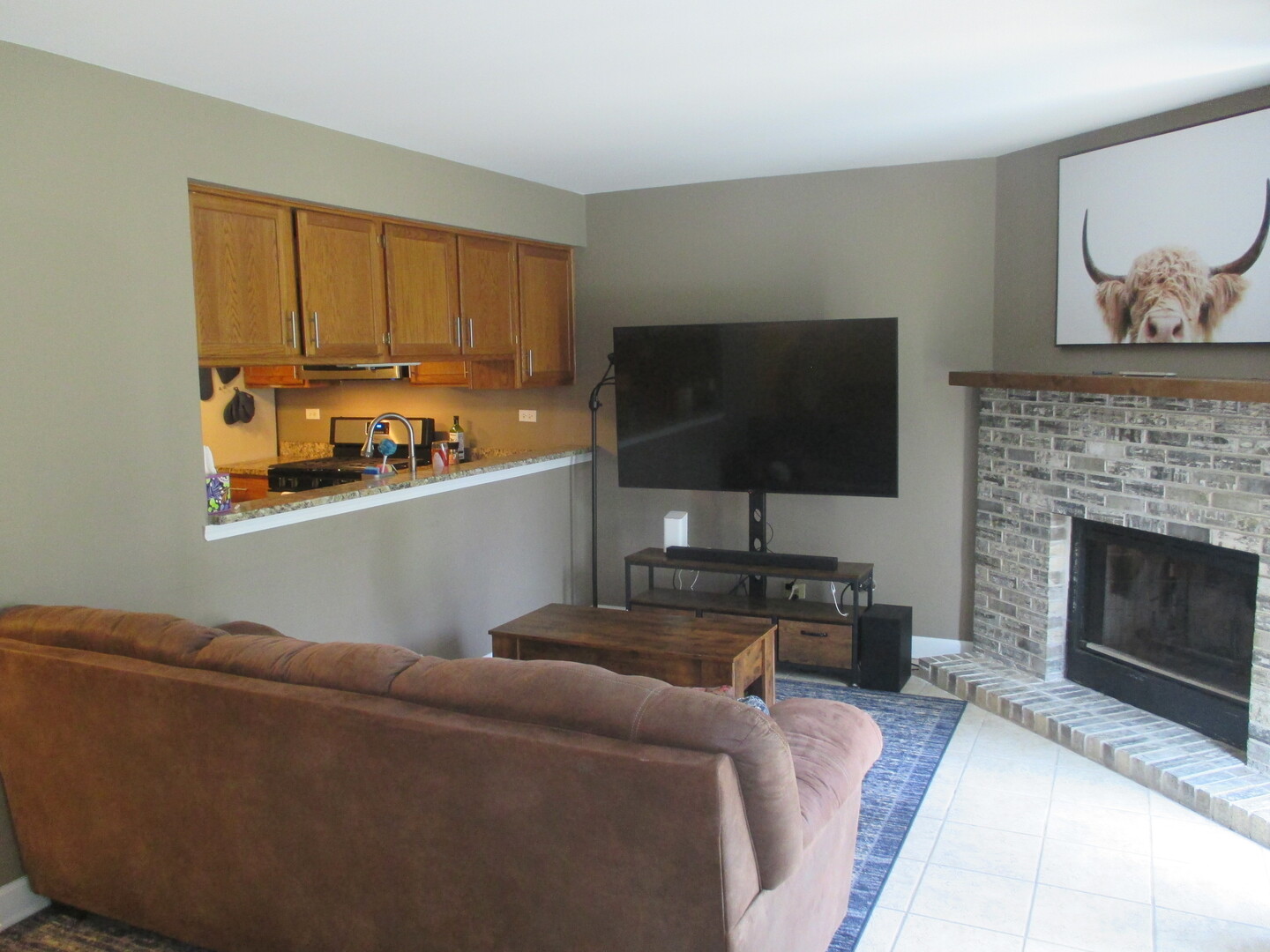865 Tamarac Boulevard Addison, IL 60101 - Photo 4 of 21 a living room with furniture and a flat screen tv