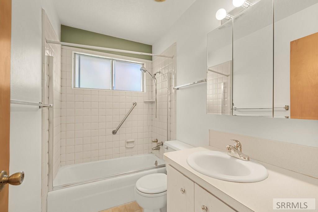 159 Birch Avenue Rexburg, ID 83440 - Photo 17 of 31 Upper Bathroom