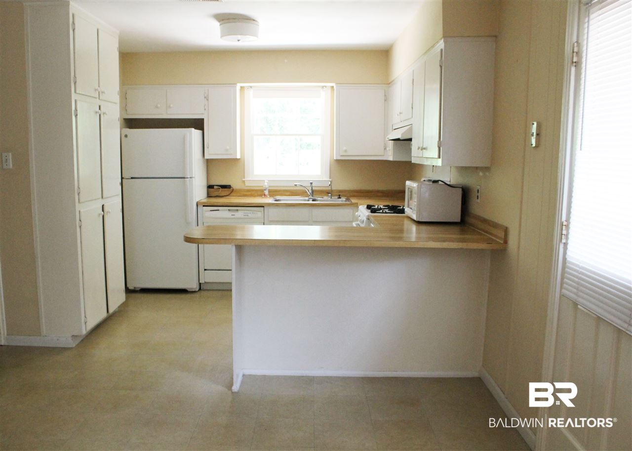 120 Glen Oaks Road Mobile, AL 36608 - Photo 5 of 16 Just off the dining room is the kitchen.