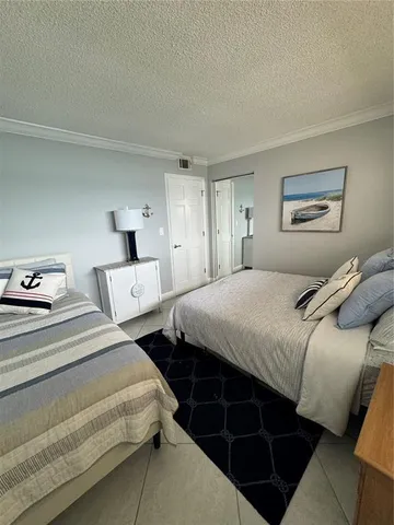 a bed room with two twin beds in it