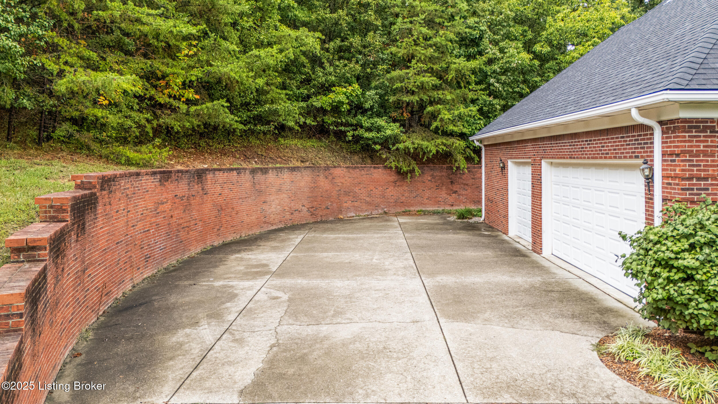 1817 Grand Ridge Road Louisville, KY 40214 - Photo 4 of 84 dji_20250924121729_0006_d
