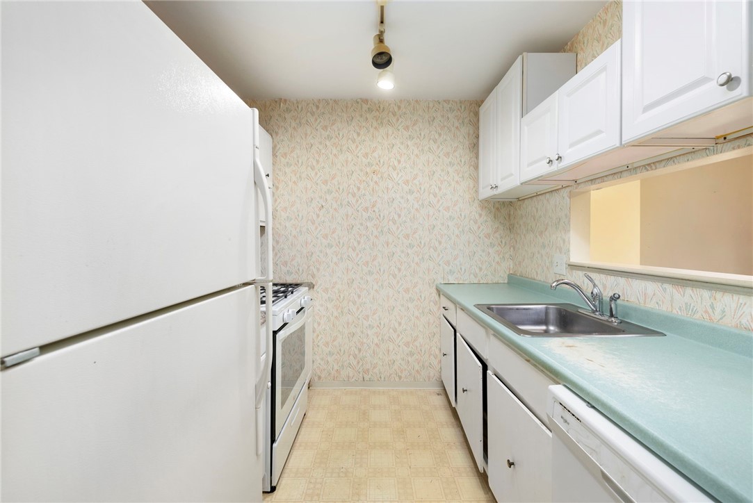 750 Quaker Lane, Unit B101 Warwick, RI 02818 - Photo 3 of 25