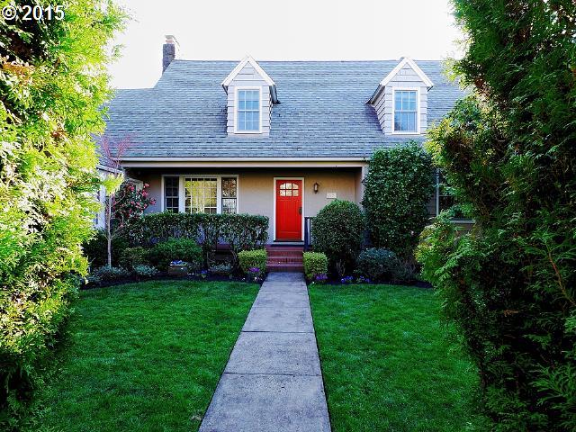 7524 Southwest View Point Terrace Portland, OR 97219 - Photo 1 of 16 a front view of a house with garden