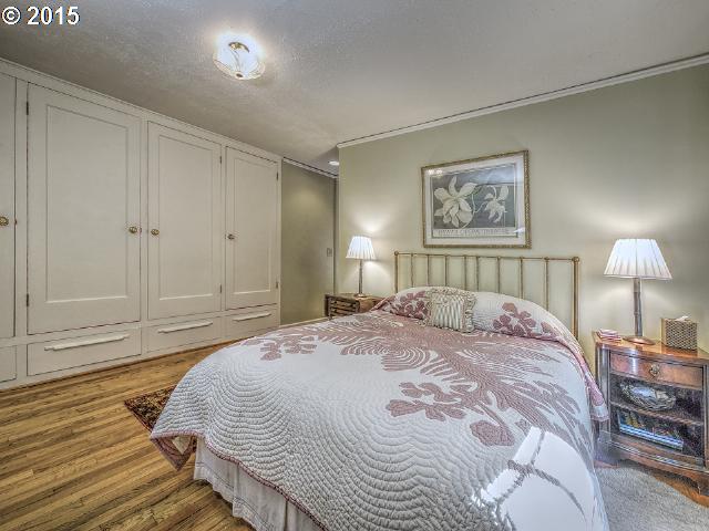 7524 Southwest View Point Terrace Portland, OR 97219 - Photo 13 of 16 a bedroom with a bed and a lamp