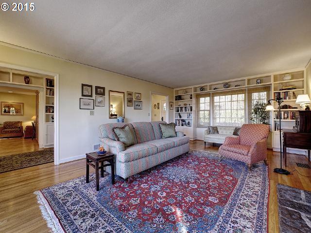 7524 Southwest View Point Terrace Portland, OR 97219 - Photo 3 of 16 a living room with furniture and a rug