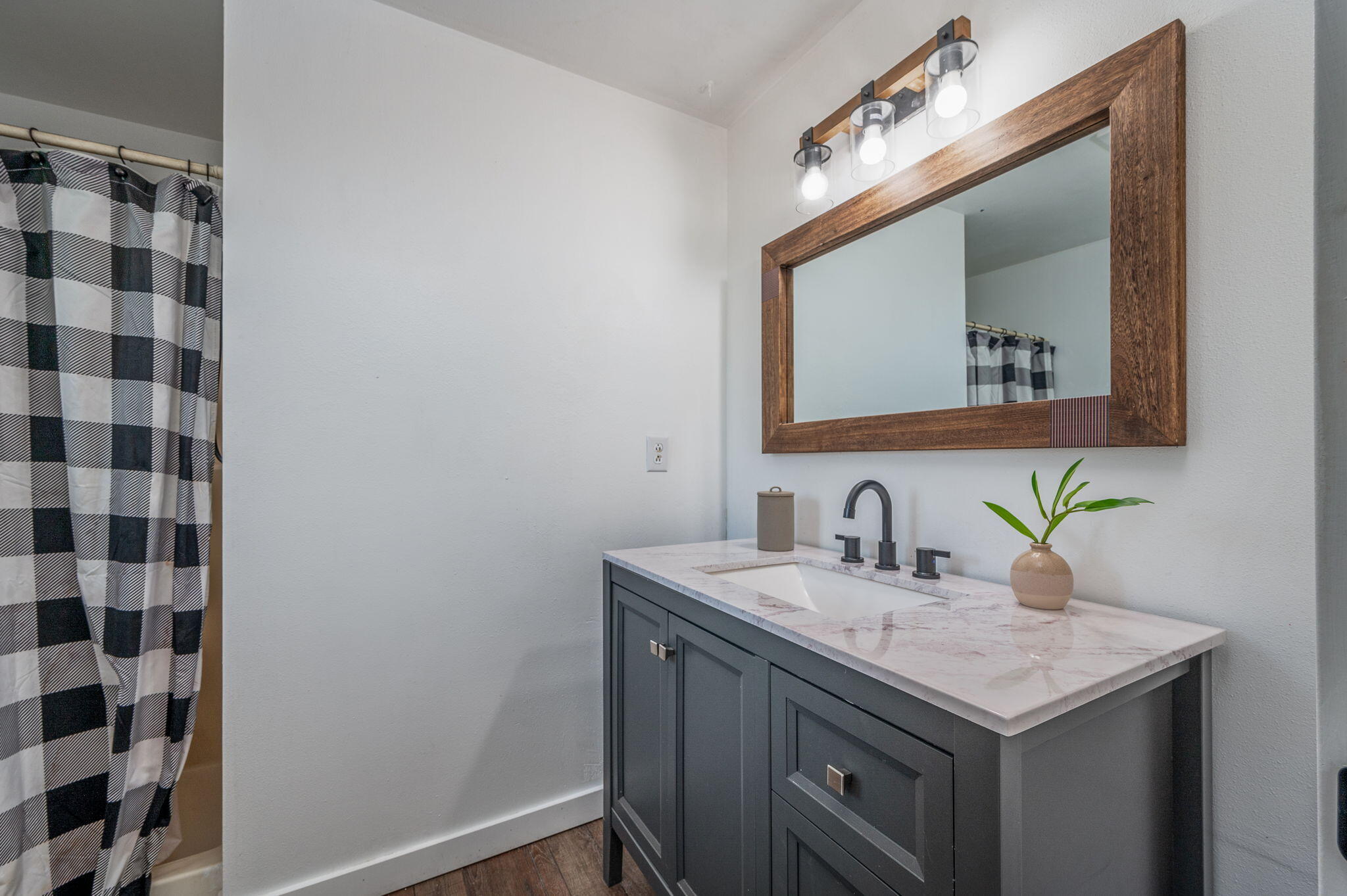 61391 Larsen Road Bend, OR 97702 - Photo 36 of 60 2nd Primary Full Bath