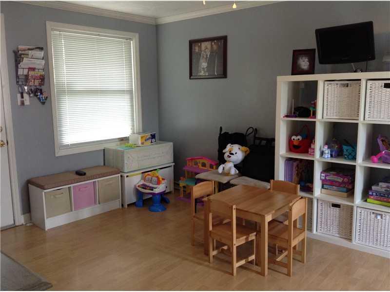 1035 Lindsay Road Carnegie, PA 15106 - Photo 11 of 25 Family Room.