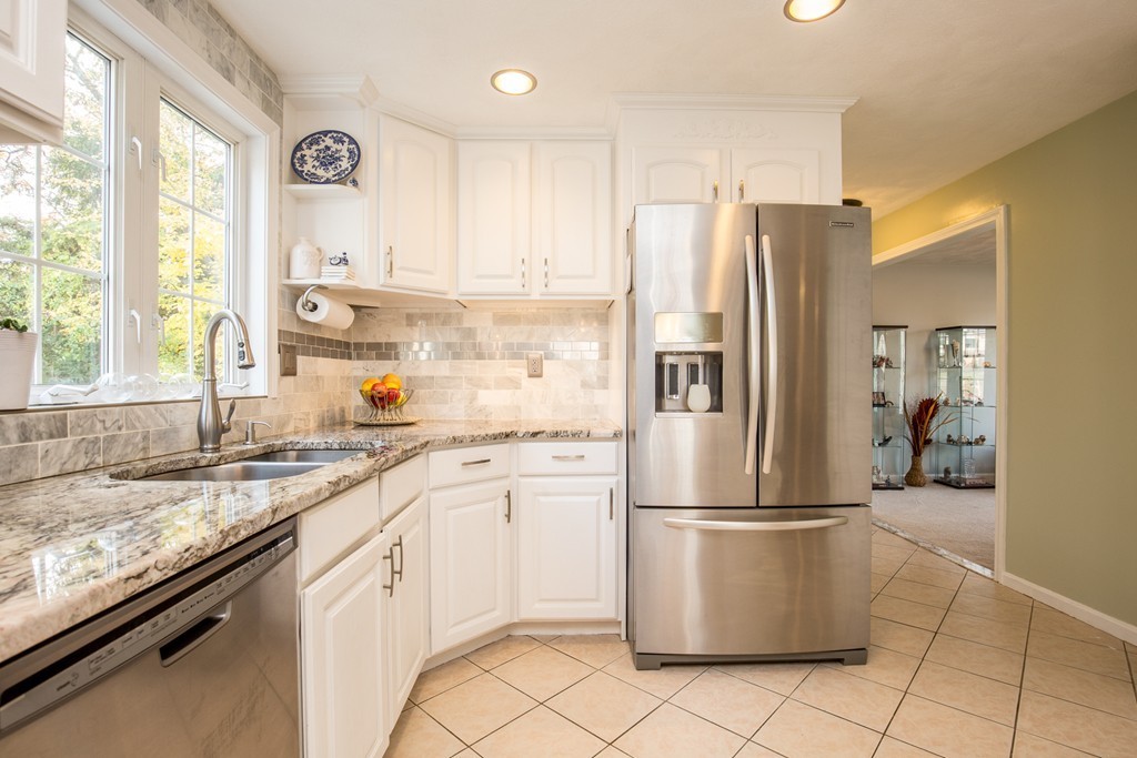 165 Bridle Road Billerica, MA 01821 - Photo 8 of 30 Gallery Image 8