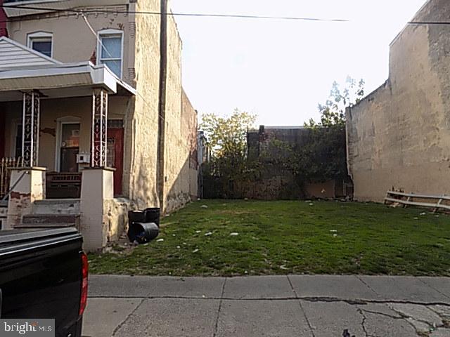 a view of a back yard of the house