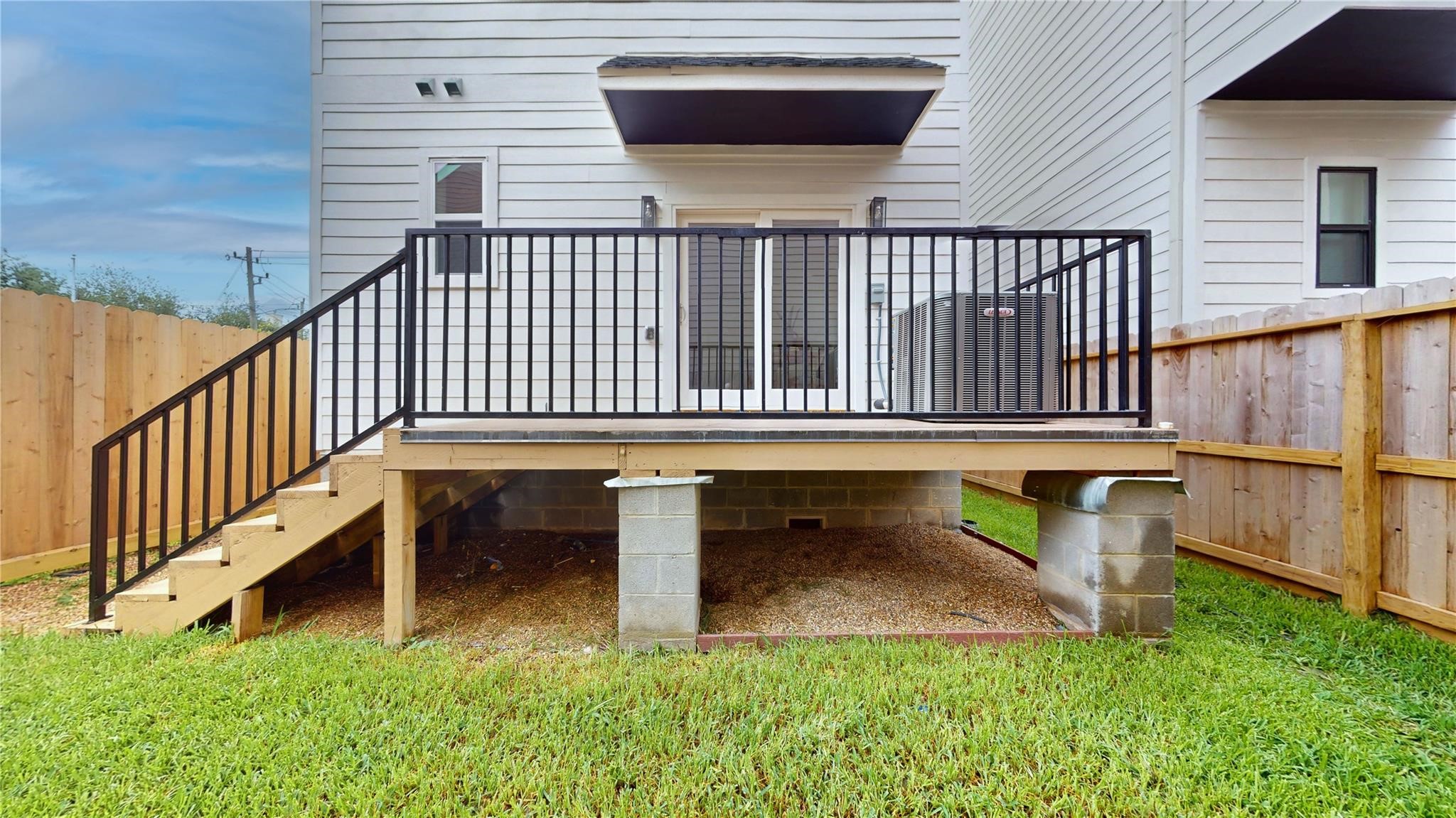 2611 Sherwin Street Houston, TX 77007 - Photo 3 of 3 a balcony with table and chairs