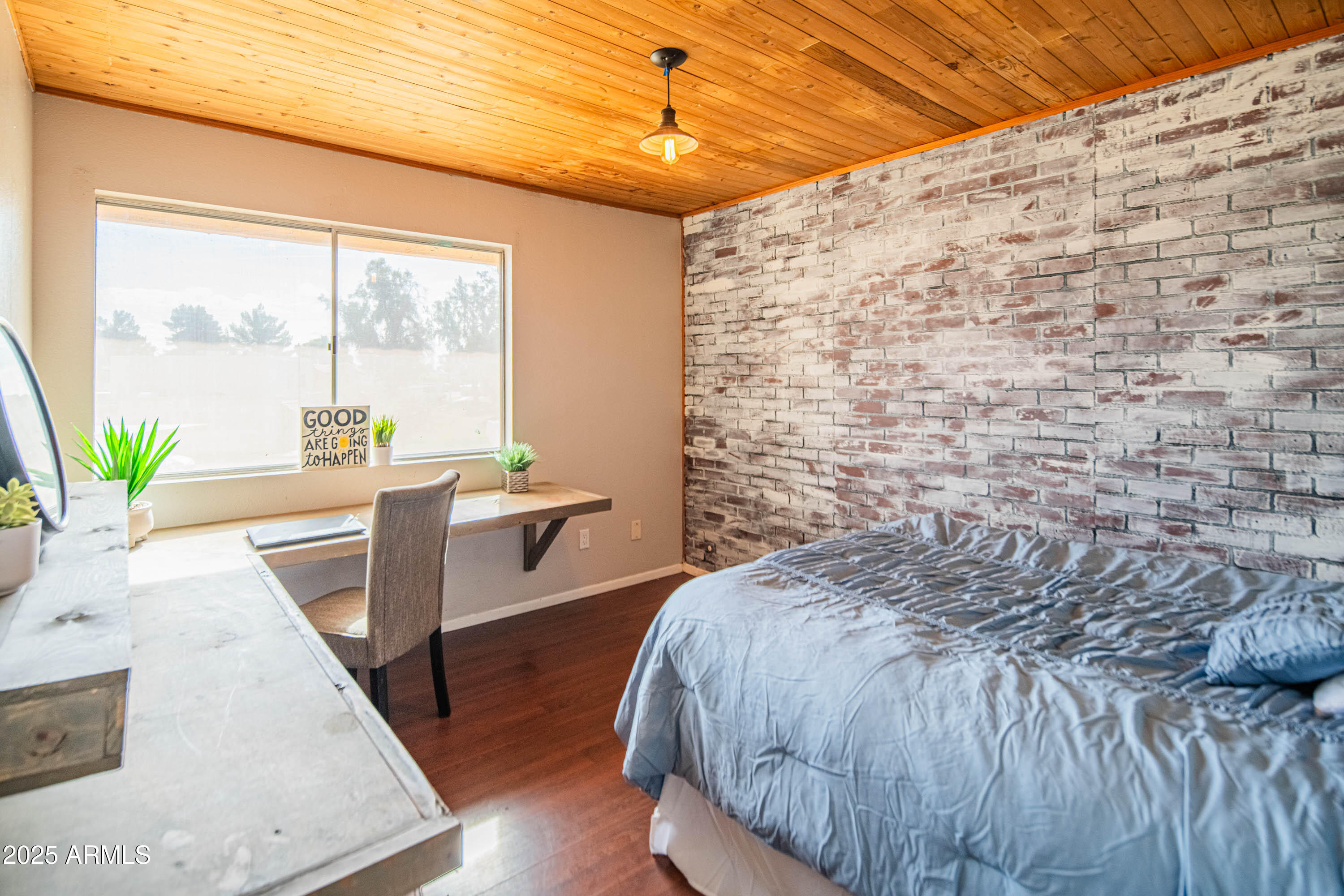 3203 West Royal Palm Road Phoenix, AZ 85051 - Photo 20 of 29 a room with a bed and a table