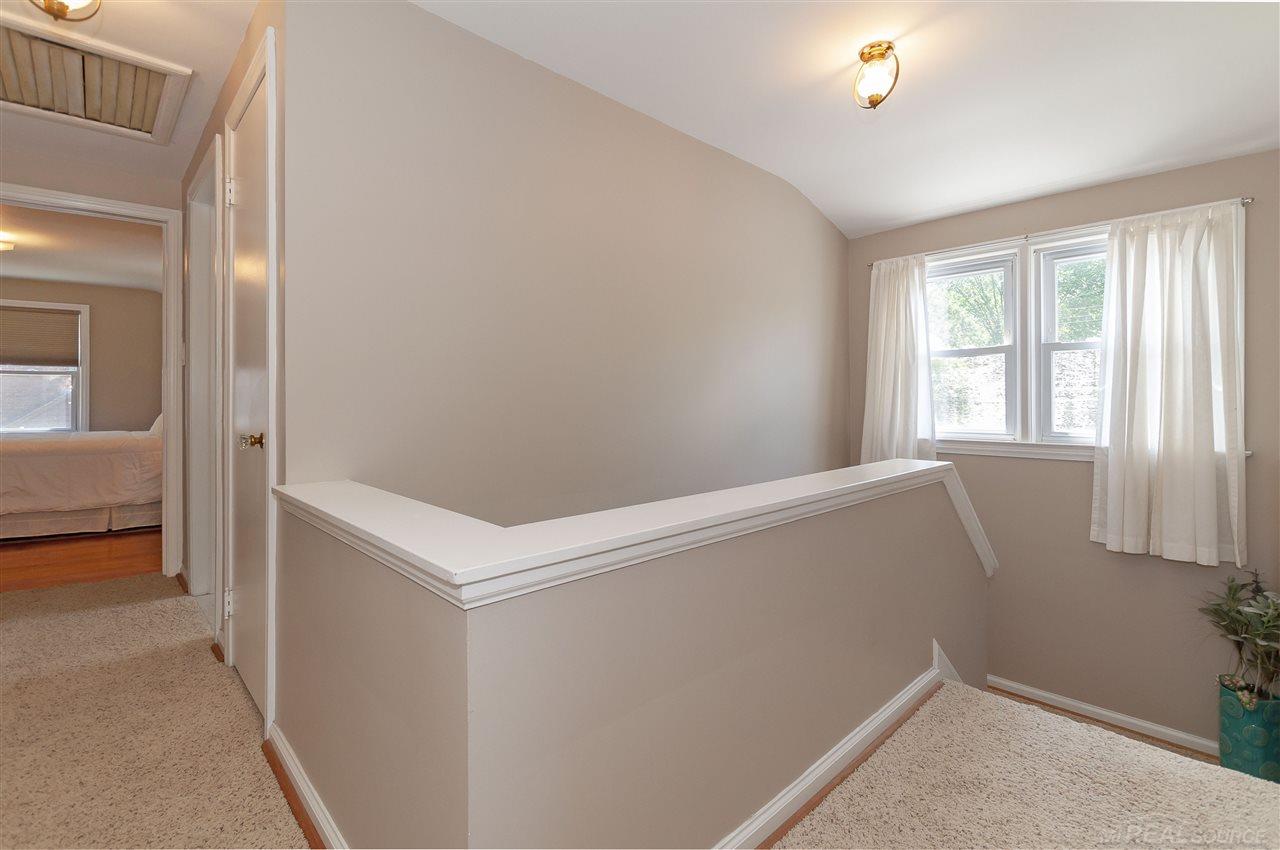 1133 Roslyn Road Grosse Pointe Woods, MI 48236 - Photo 21 of 39
