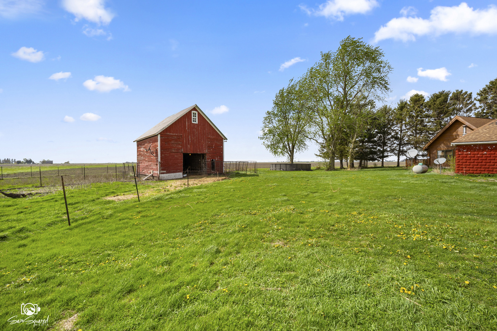1235 North 1450 East Road Onarga, IL 60955 - Photo 7 of 34 a front view of a house with garden