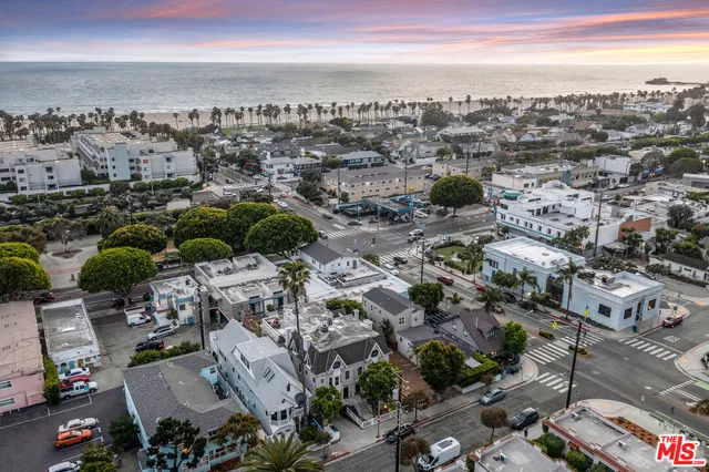 $1,945,000 | 2622 2nd Street, Unit 2, Santa Monica, CA 90405