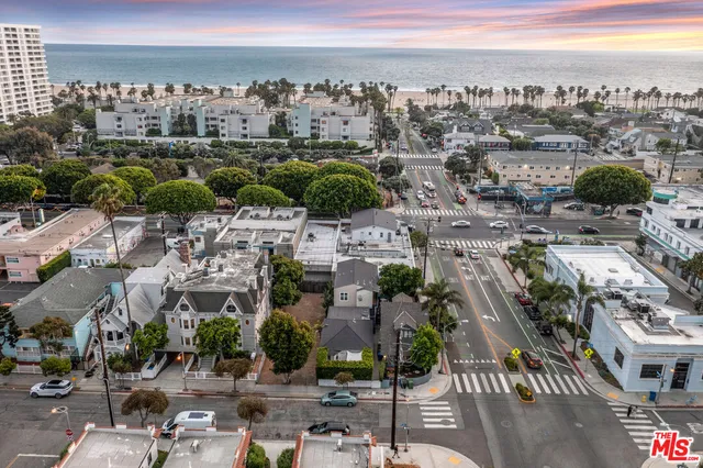 $1,945,000 | 2622 2nd Street, Unit 2, Santa Monica, CA 90405