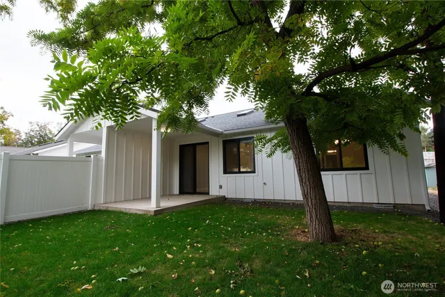 a view of a house with a yard