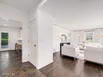 $974,900 | 828 Cambridge Avenue, Elmhurst, IL 60126